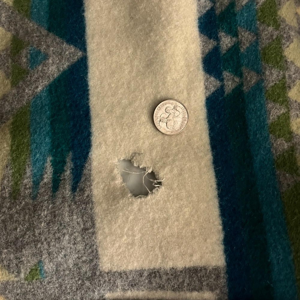 Pendleton wool blend blanket-small flaw - Picture 9 of 10